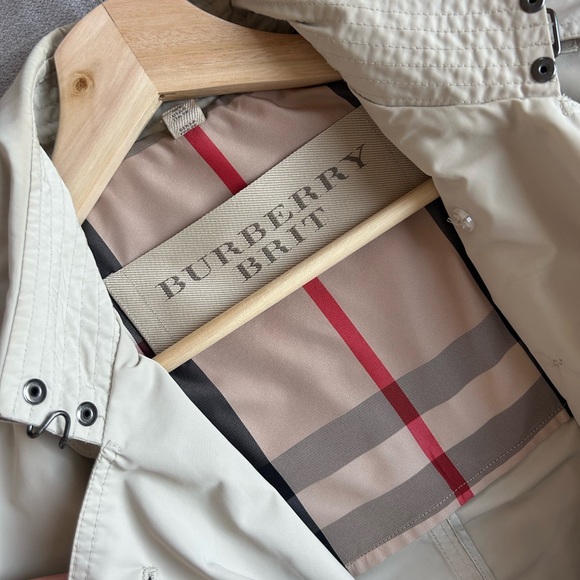 Burberry Women’s Kensington trench coat mid length, honey color, size S, 2799$ - Picture 5 of 7